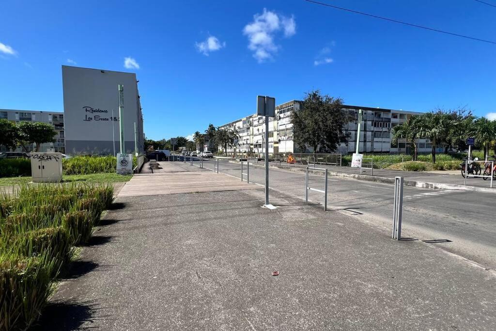Appartement Proche Aeroport Au Rez-De-Chaussee Les Abymes Luaran gambar